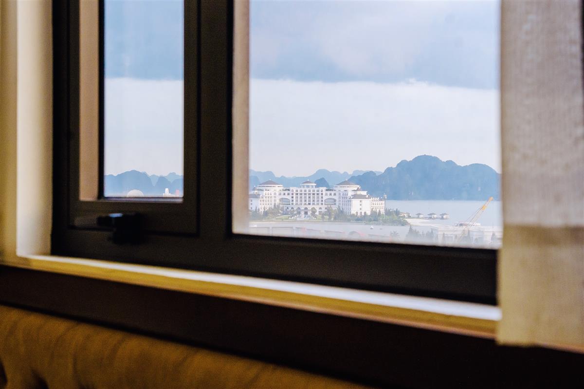 halongcentricahotel.com