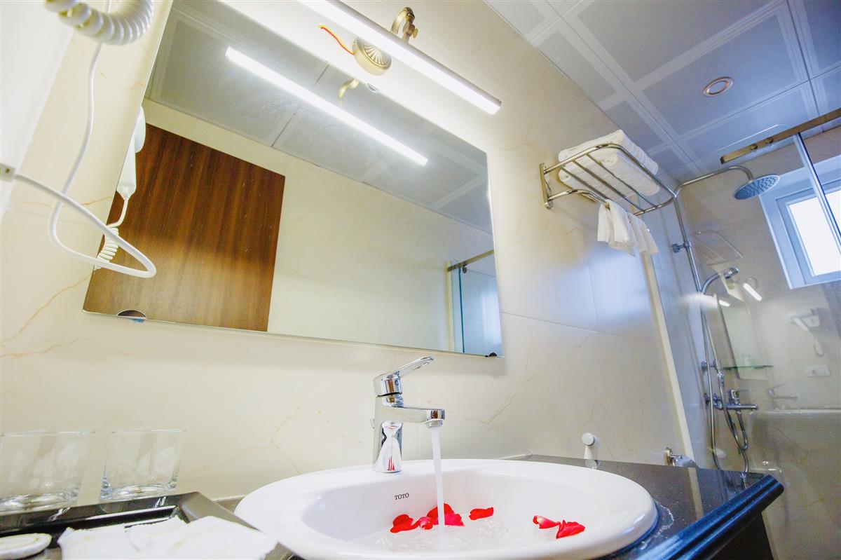 halongcentricahotel.com